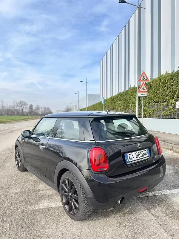 Usata Mini ONE 75 CV (55 kW) 2016 Nero Utilitaria