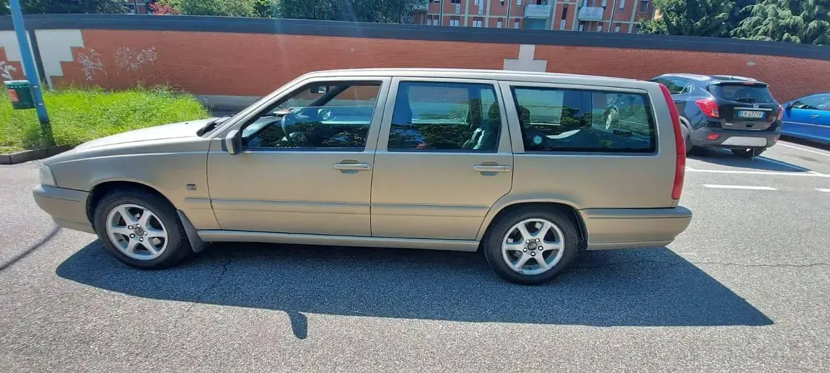 Usata Volvo V70 126 CV (92 kW) 1999 Giallo Station wagon