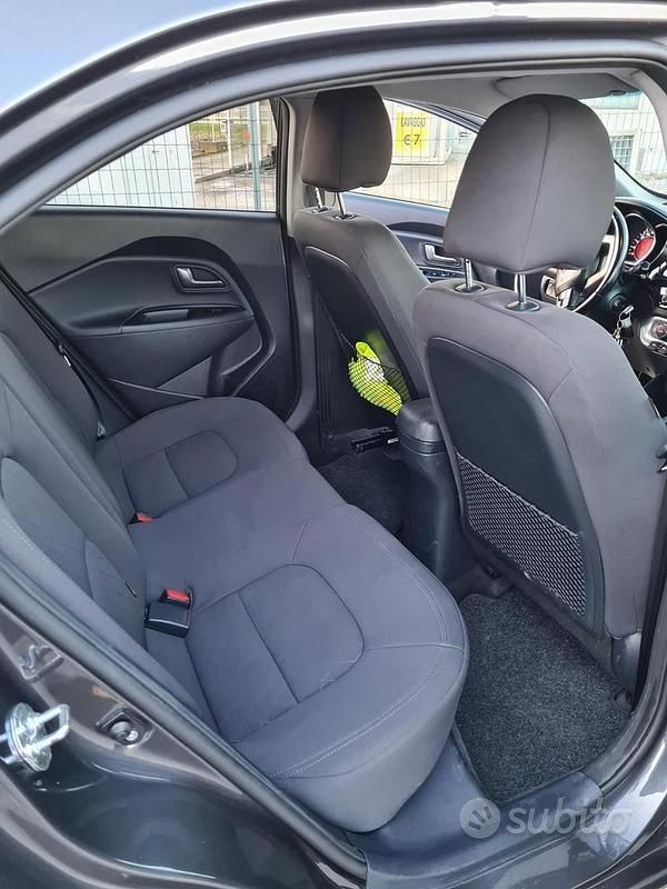 Usata Kia Rio 90 CV (66 kW) 2015 Grigio Berlina