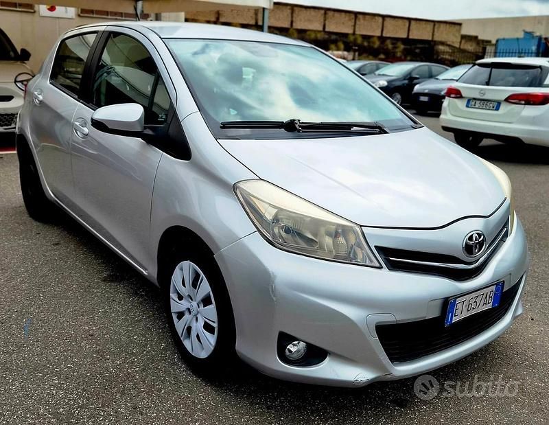 Usata Toyota Yaris Lounge 69 CV (50 kW) 2014 Grigio Utilitaria