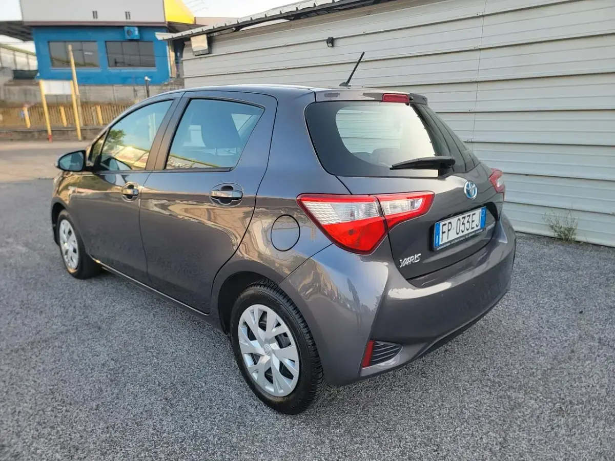 Usata Toyota Yaris Active 73 CV (53 kW) 2018 Grigio Utilitaria