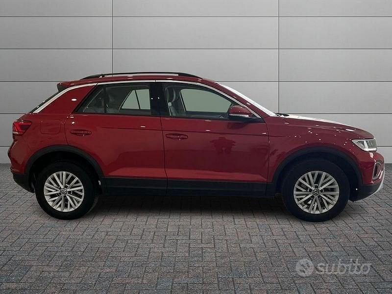 Używany VW T-Roc Life 110 KM (80 kW) 2023 Czerwony SUV
