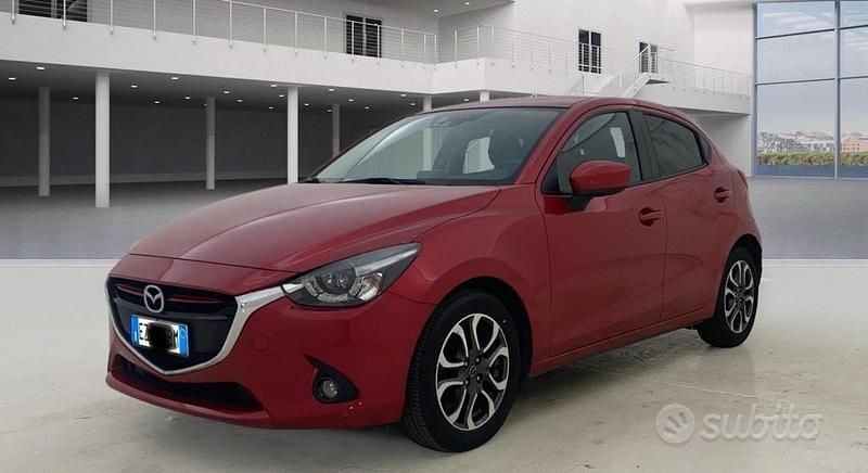 Rosso Usata 2015 Mazda 2 Tre volumi | 7000 € (Buon prezzo) - Immagine 1/4