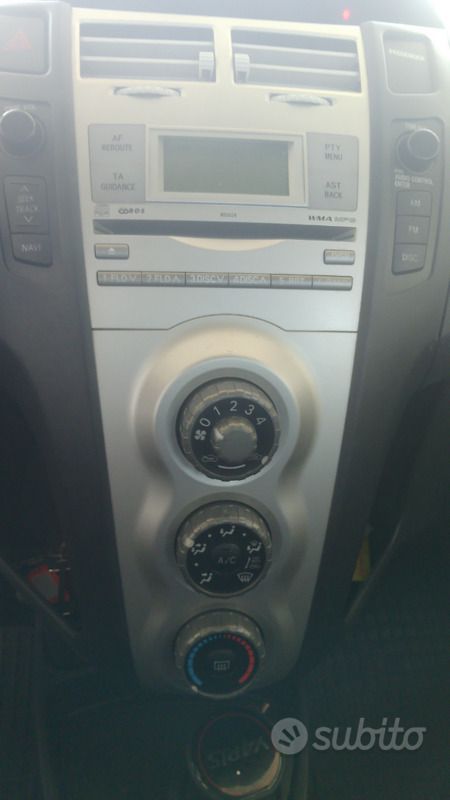 Usata Toyota Yaris 69 CV (50 kW) 2009 Rosso Utilitaria