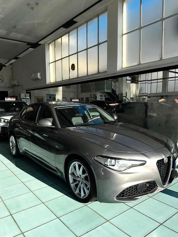 Grigio Usata 2018 Alfa Romeo Giulia Super Tre volumi | 19.500 € (Cara) - Immagine 1/4