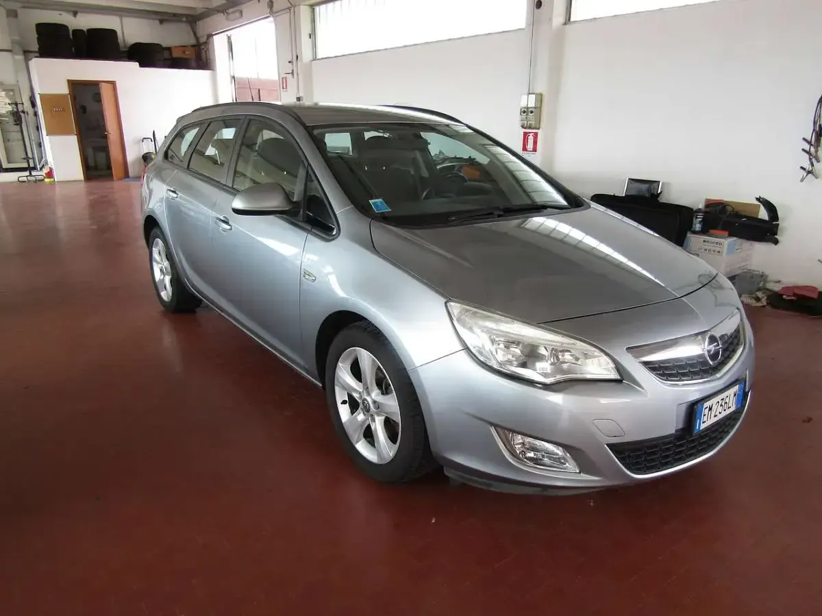 Usata Opel Astra 110 CV (80 kW) 2012 Grigio Station wagon