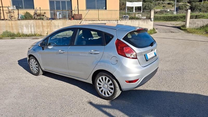 Usata Ford Fiesta 75 CV (55 kW) 2017 Argento Berlina