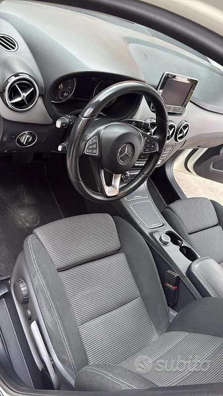 Begagnad Mercedes 180 Premium 109 HK (80 kW) 2018 Vit Sedan