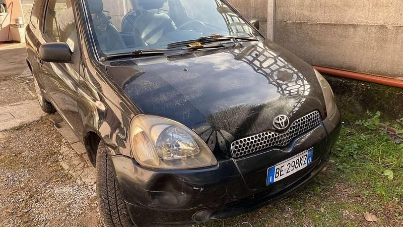 Usata Toyota Yaris Sol 68 CV (50 kW) 1999 Nero Utilitaria