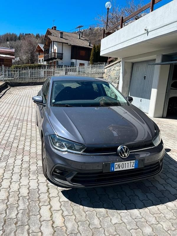 Usata VW Polo Life 95 CV (69 kW) 2023 Grigio Utilitaria
