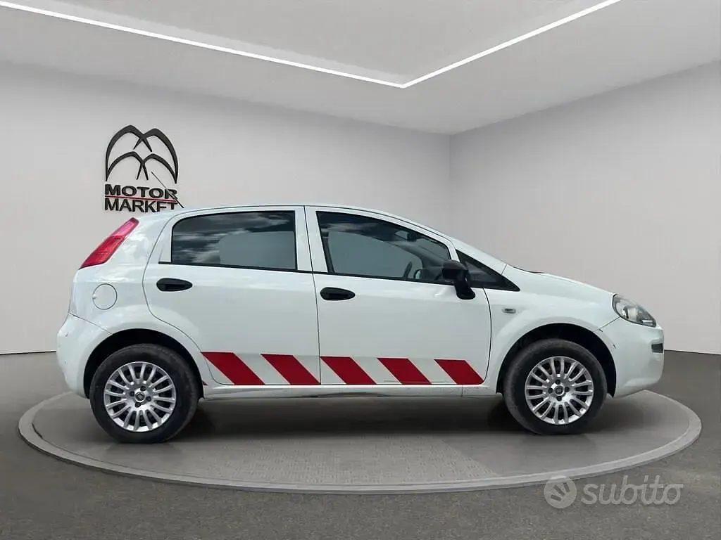 Usata Fiat Punto Lounge 77 CV (56 kW) 2018 Bianco Utilitaria