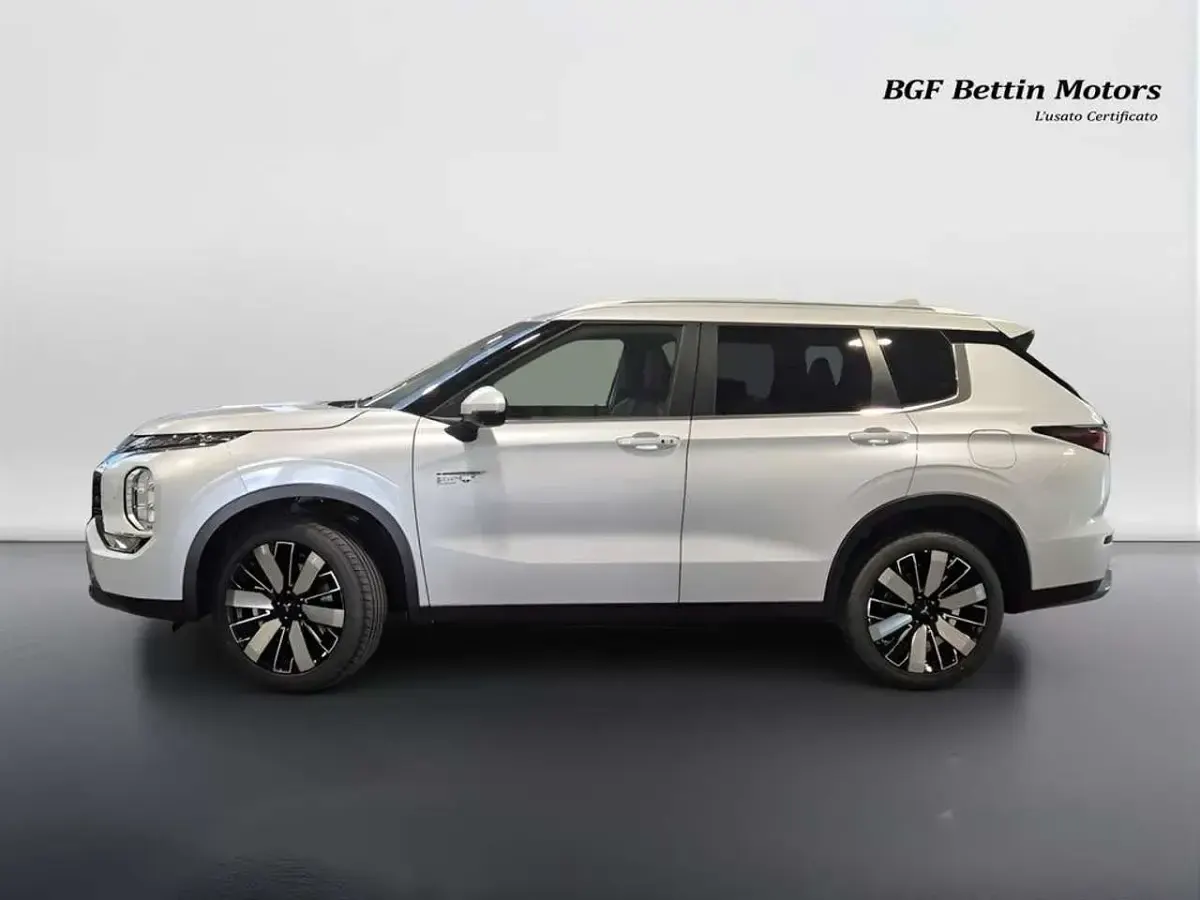Nuova Mitsubishi Outlander P-HEV Intense 306 CV (225 kW) 2026 White diamond SUV