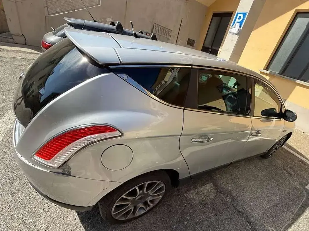 Usata Lancia Delta 120 CV (88 kW) 2008 Argento Utilitaria