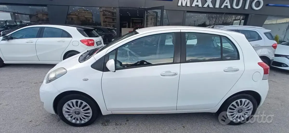 Begagnad Toyota Yaris 90 HK (66 kW) 2011 Vit Halvkombi