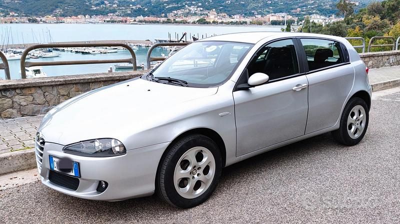 Usata Alfa Romeo 147 120 CV (88 kW) 2005 Grigio Utilitaria