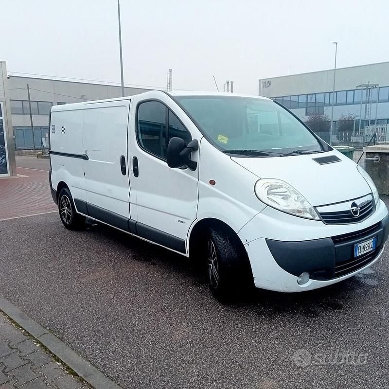 Usata Opel Vivaro 120 CV (88 kW) 2012 Bianco Monovolume