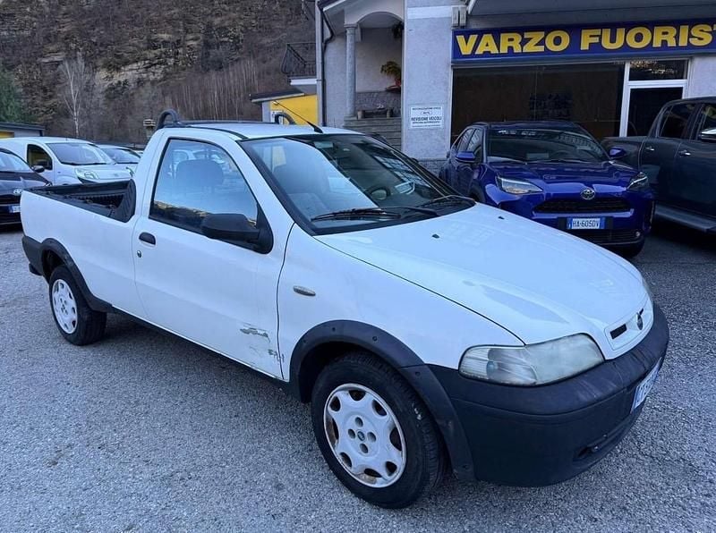 Usata Fiat Strada 80 CV (58 kW) 2004 Bianco Pick-up