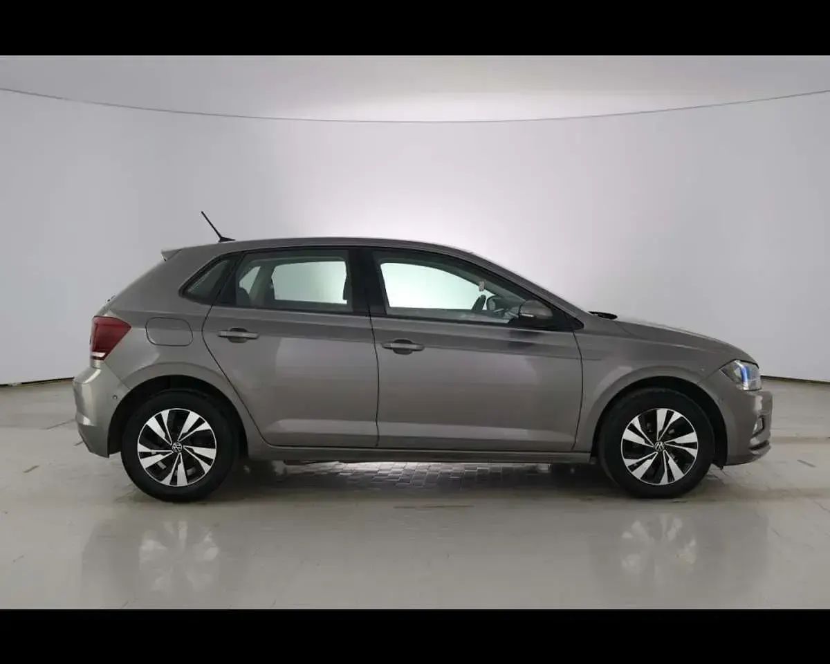 Usado VW Polo Comfortline 95 CV (69 kW) 2021 Gris Utilitario