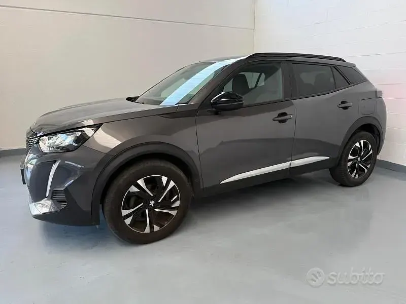 Usata Peugeot 2008 Allure 131 CV (96 kW) 2023 Grigio platino SUV