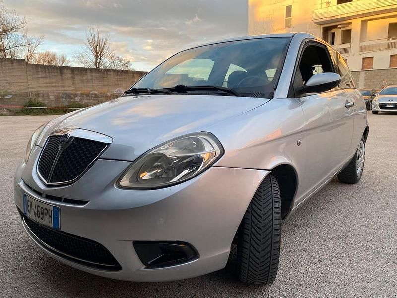 Usata Lancia Ypsilon 75 CV (55 kW) 2009 Argento Utilitaria