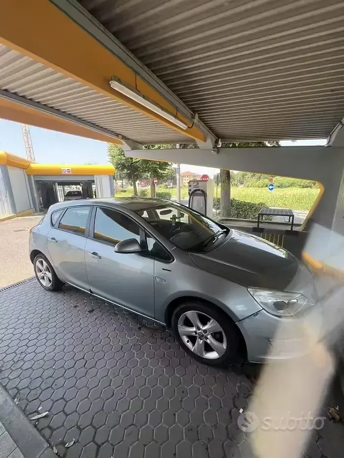 Usata Opel Astra 140 CV (102 kW) 2014 Giallo Berlina