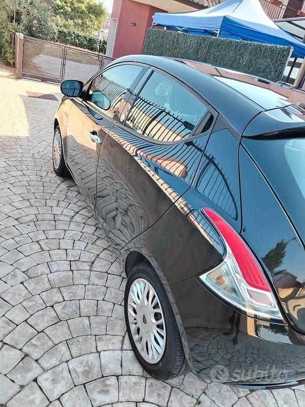 Usata Lancia Ypsilon Gold 69 CV (50 kW) 2017 Nero Utilitaria