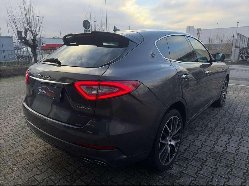Usata Maserati Levante 275 CV (202 kW) 2017 Grigio metallizzato SUV