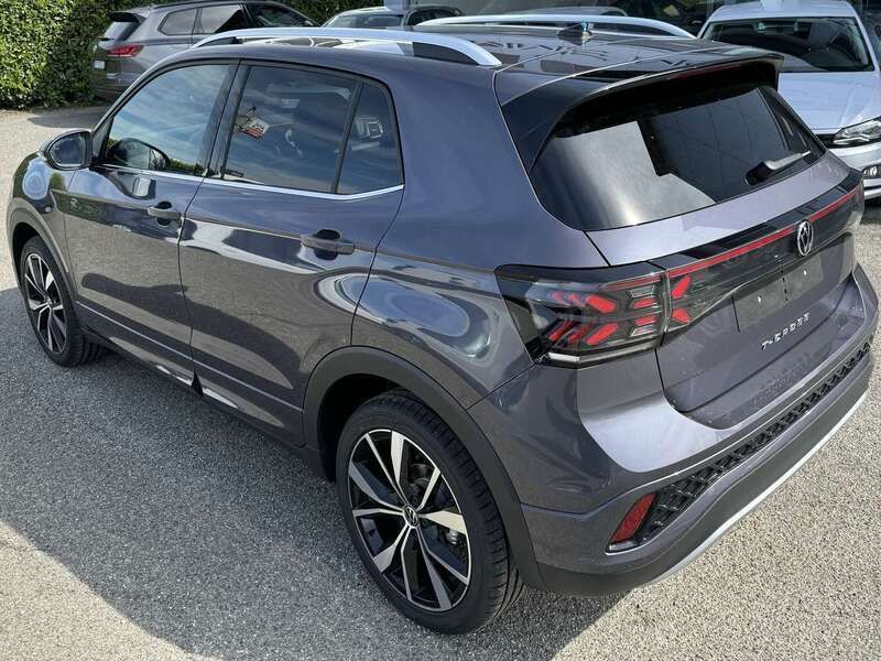 Usado VW T-Cross R-line 116 CV (85 kW) 2024 Plateado SUV
