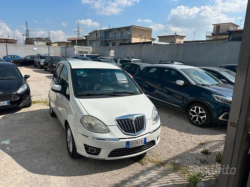 Usata Lancia Musa 77 CV (56 kW) 2010 Bianco Monovolume
