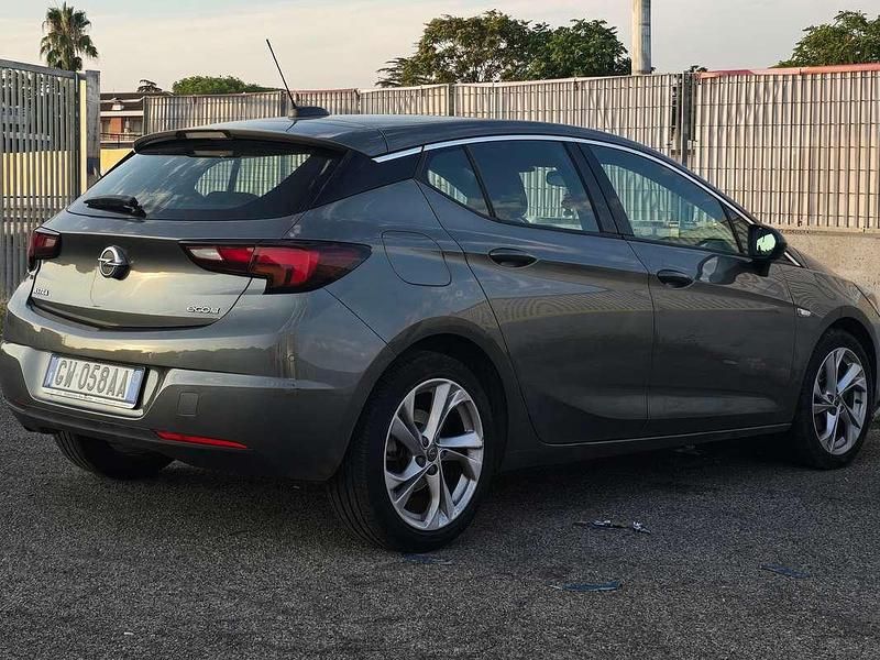 Grigio Usata 2018 Opel Astra Dynamic Berlina | 9500 € (Buon prezzo) - Immagine 1/4