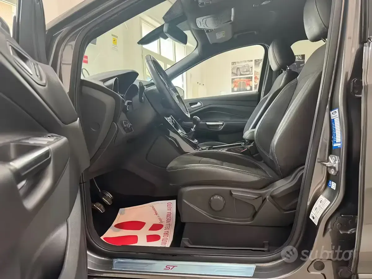 Usata Ford Kuga ST-Line 120 CV (88 kW) 2017 Grigio SUV