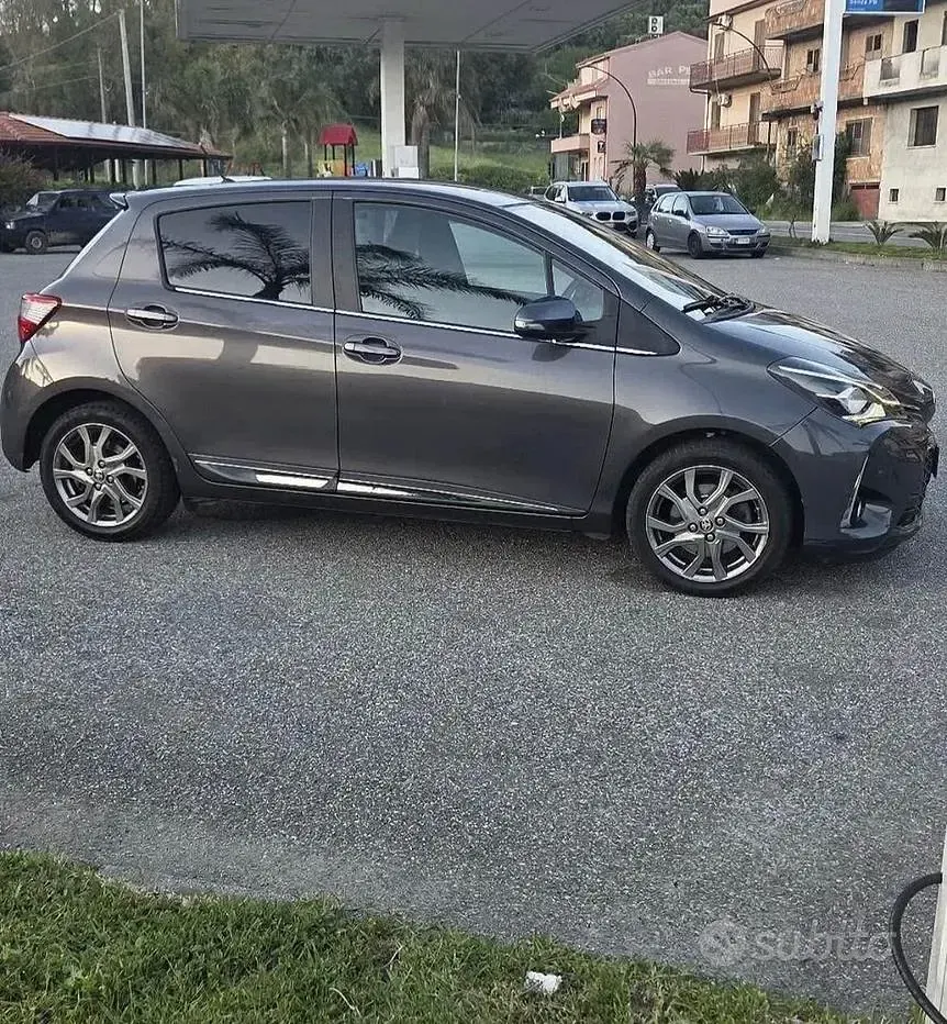 Usata Toyota Yaris Style 90 CV (66 kW) 2017 Grigio Berlina
