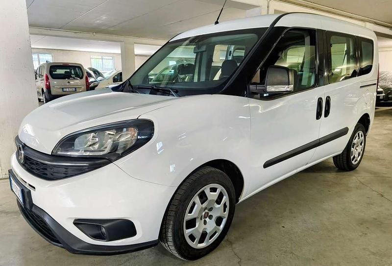 Bianco Usata 2019 Fiat Doblò Lounge Monovolume | 17.550 € (Molto cara) - Immagine 1/4