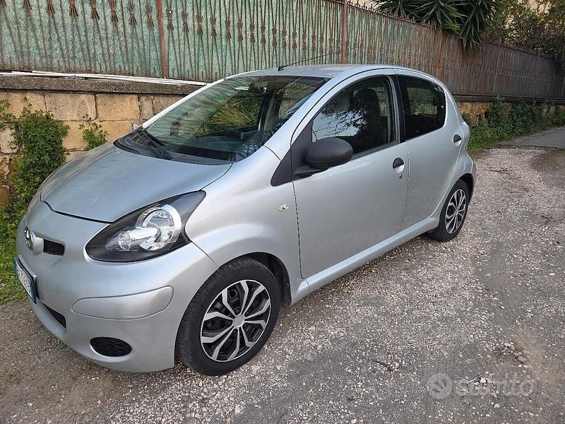 Usata Toyota Aygo 68 CV (50 kW) 2011 Grigio Utilitaria