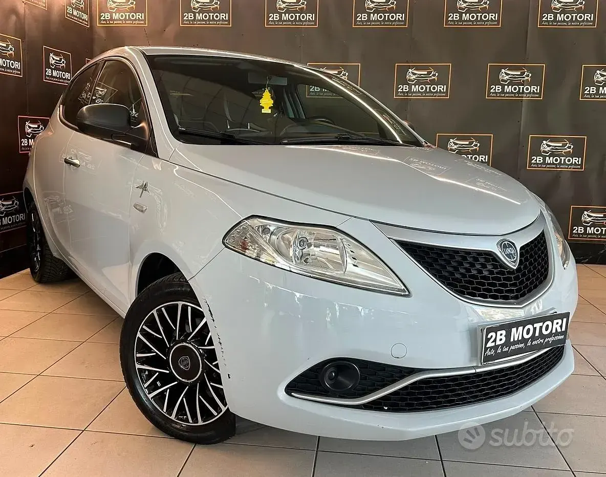 Usata Lancia Ypsilon Gold 69 CV (50 kW) 2016 Grigio Utilitaria
