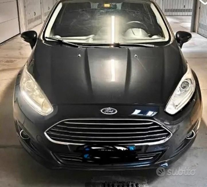 Usata 2015 Ford Fiesta Tre volumi | 5800 € (Buon prezzo) - Immagine 1/4