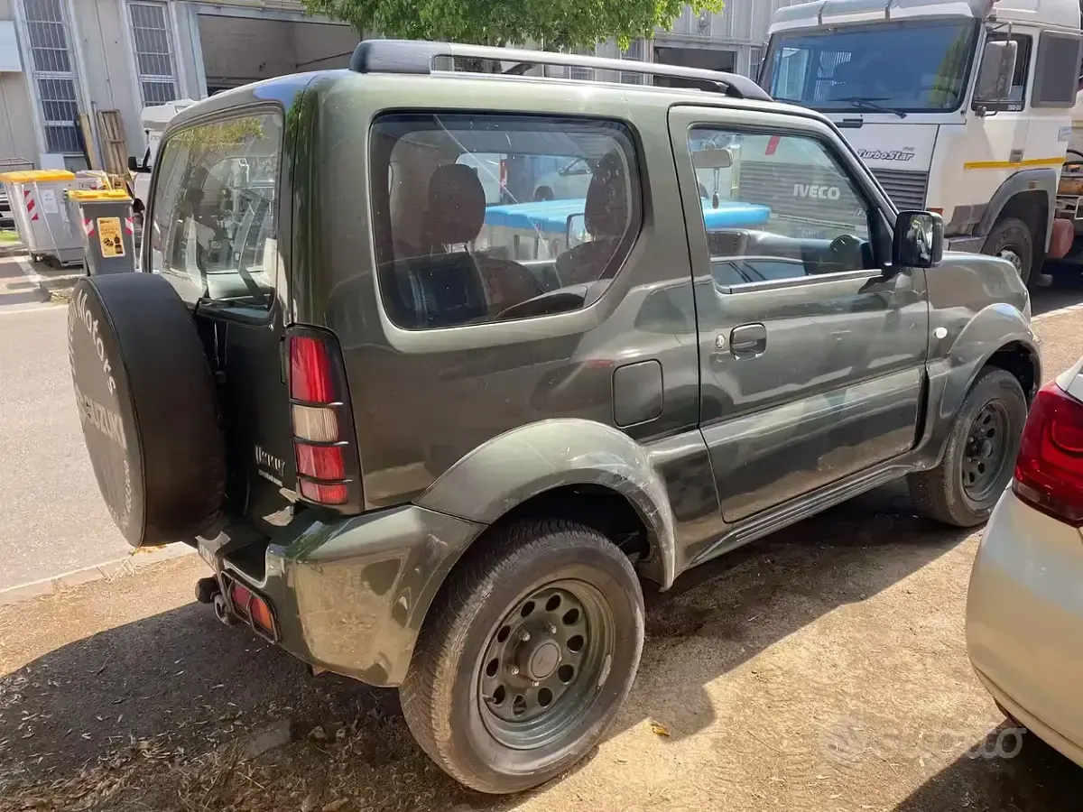 Usata Suzuki Jimny 85 CV (62 kW) 2015 Verde SUV