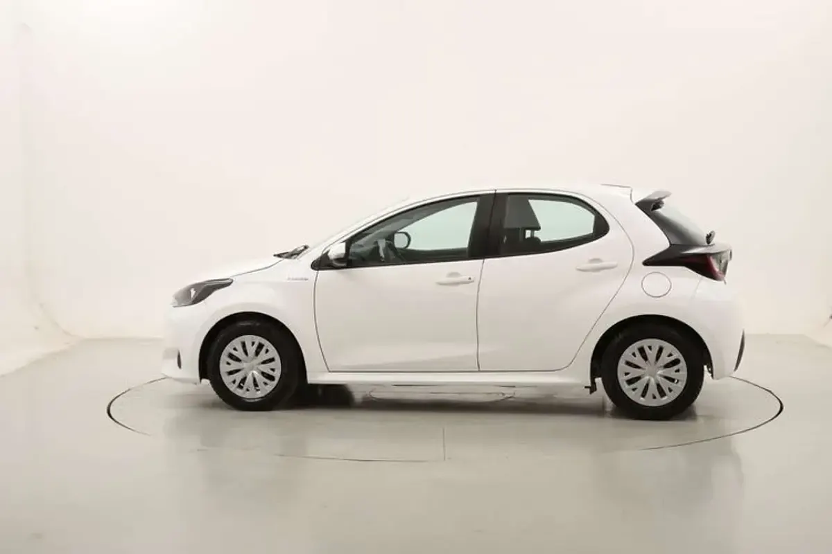 Usata Toyota Yaris Hybrid Business Edition 101 CV (74 kW) 2021 Bianco Utilitaria
