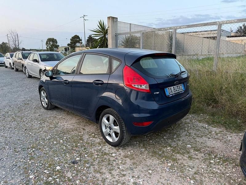 Usata Ford Fiesta Titanium 68 CV (50 kW) 2009 Blu Utilitaria