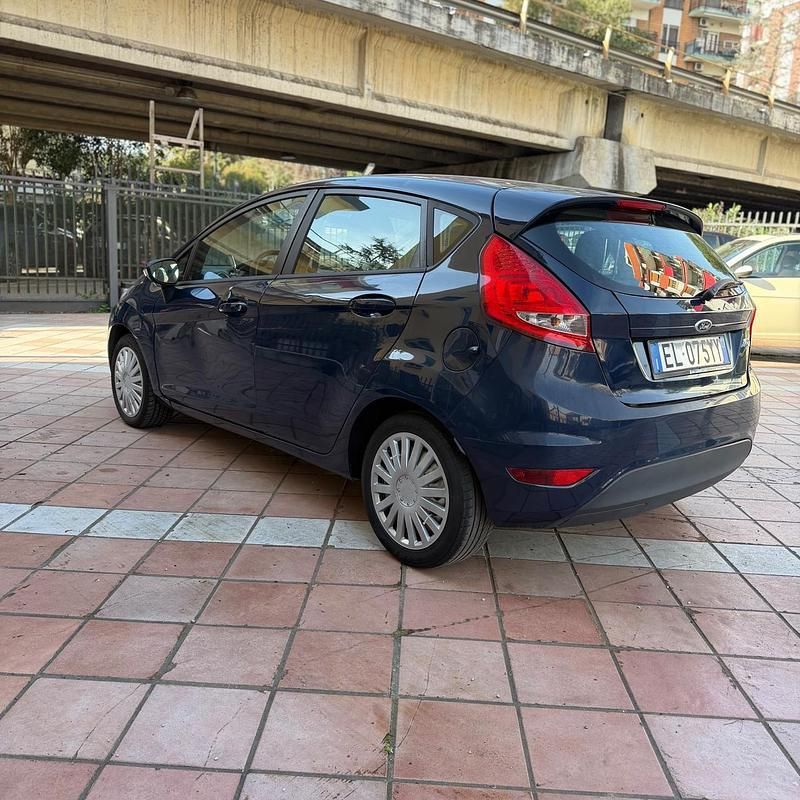 Usata Ford Fiesta 70 CV (51 kW) 2012 Blu Berlina
