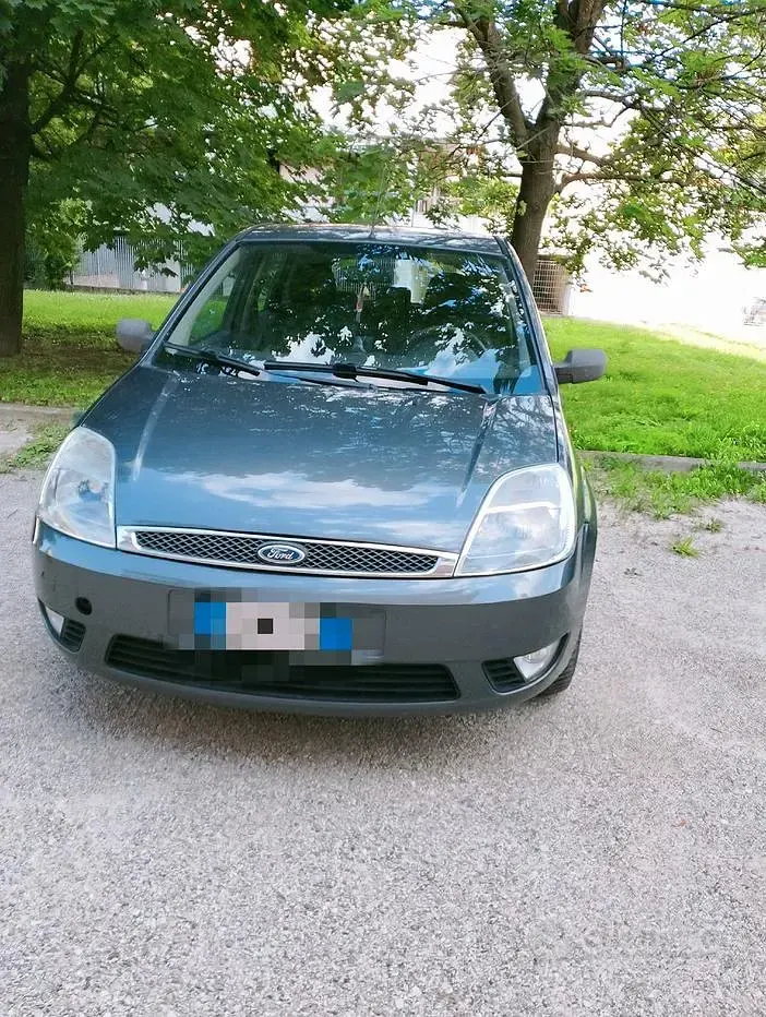 Usata Ford Fiesta 68 CV (50 kW) 2003 Grigio Utilitaria