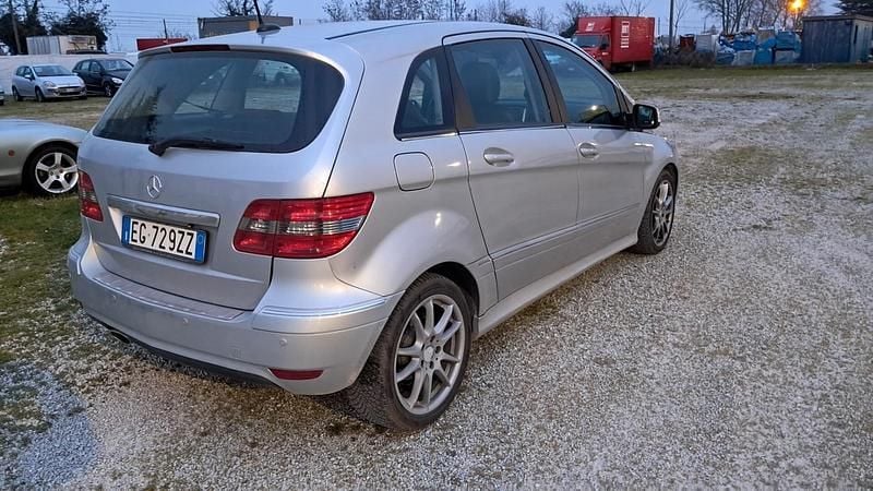 Usata Mercedes B180 Chrome 108 CV (79 kW) 2011 Argento Monovolume