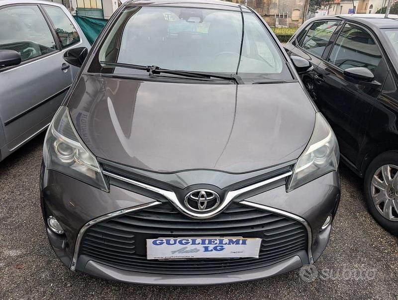 Usata Toyota Yaris Active 69 CV (50 kW) 2017 Grigio Berlina