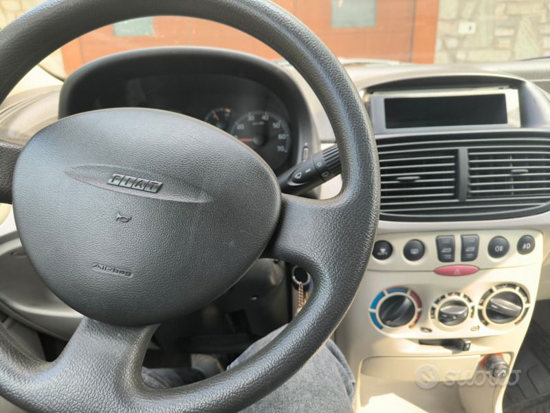 Usata Fiat Punto Dynamic 80 CV (58 kW) 2003 Grigio Utilitaria