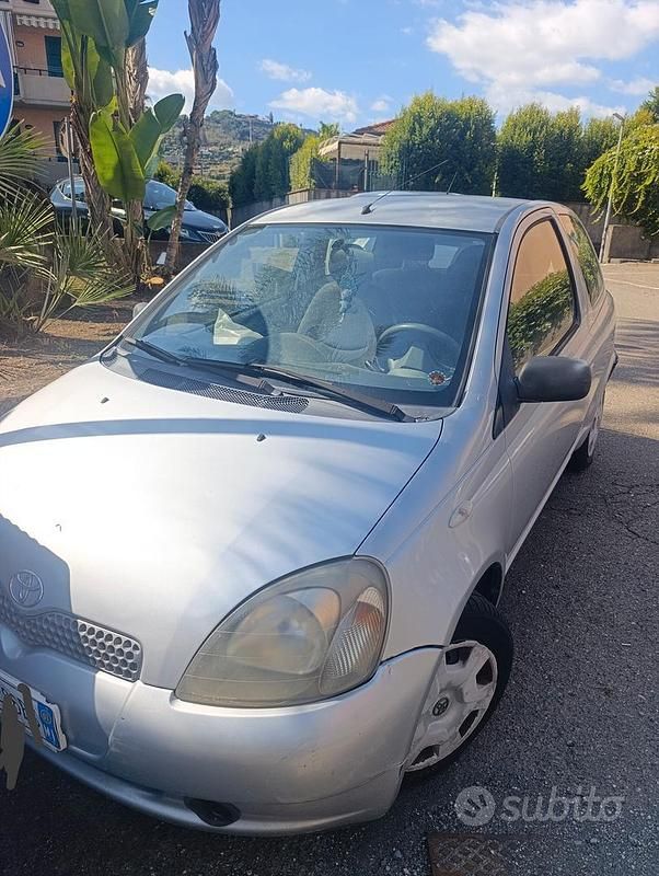 Usata Toyota Yaris 68 CV (50 kW) 2001 Grigio Utilitaria