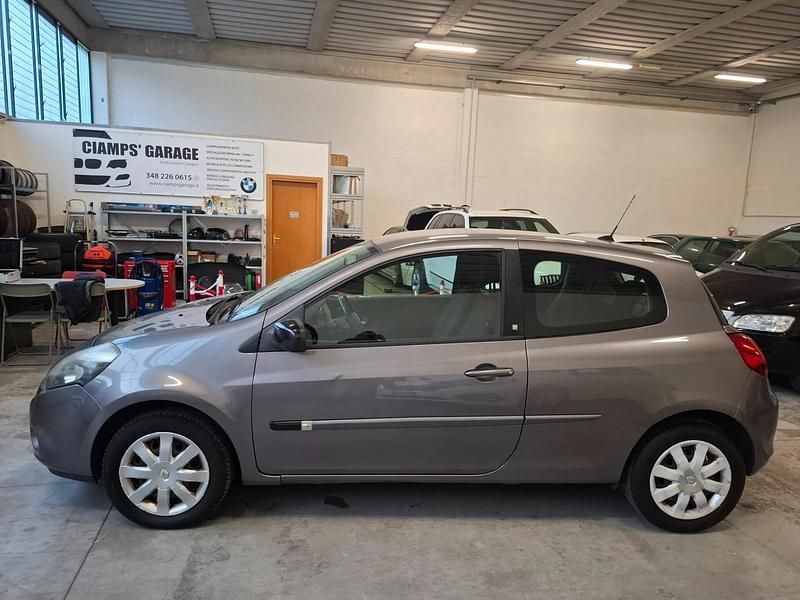 Usata Renault Clio II Dynamique 75 CV (55 kW) 2011 Grigio Berlina