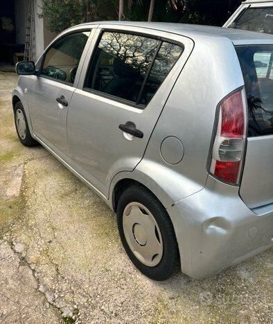 Usata Daihatsu Sirion 69 CV (50 kW) 2007 Grigio Utilitaria