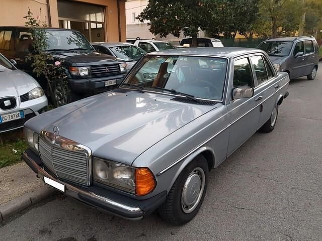 Usata Mercedes 200 108 CV (79 kW) 1984 Grigio Berlina