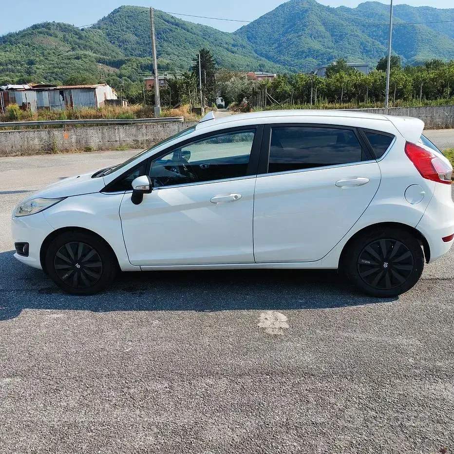 Usata Ford Fiesta 97 CV (71 kW) 2014 Bianco Utilitaria