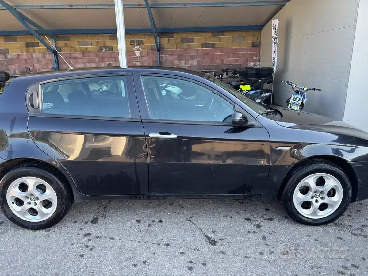 Usata Alfa Romeo 147 Exclusive 120 CV (88 kW) 2007 Nero Utilitaria